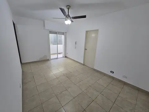 Departamento de dos ambientes y medio en planta baja. uso profesional.