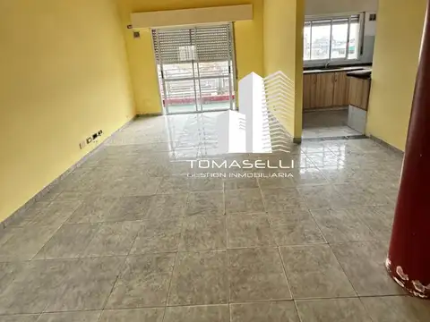 Alquiler - departamento 2 ambientes - al frente con balcón y patio