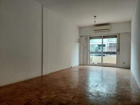 Departamento en alquiler contrafrente con cochera y balcón