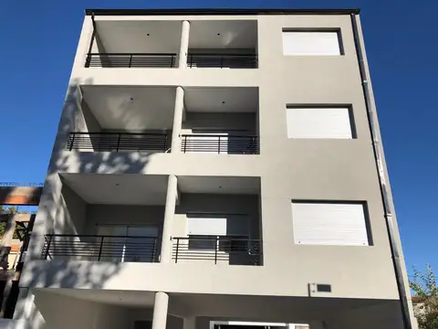 Departamento semipiso 3 amb, balcón cochera (poca antigüedad)