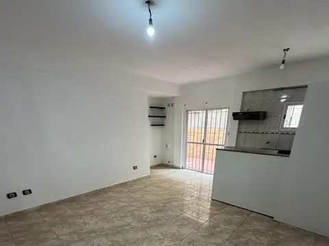 Alquiler departamento 2 ambientes con patio en villa luzuriaga