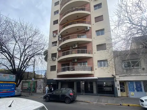 Departamento de dos ambientes con cochera.