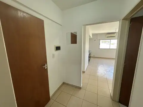 Departamento 2 ambientes con patio y cochera