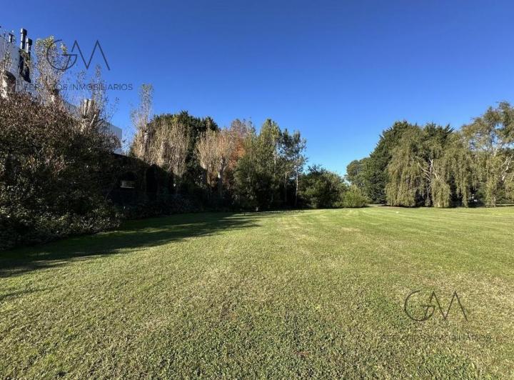 Terreno · 878m²
