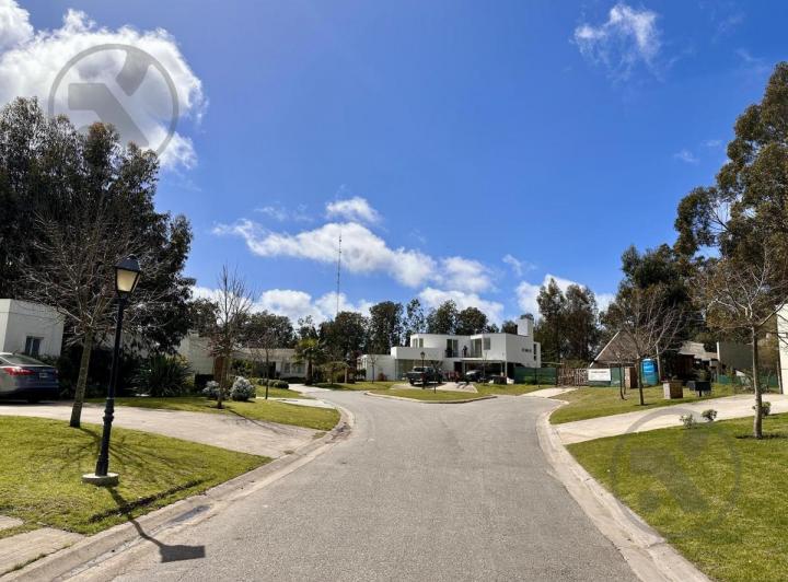 Terreno · 842m²