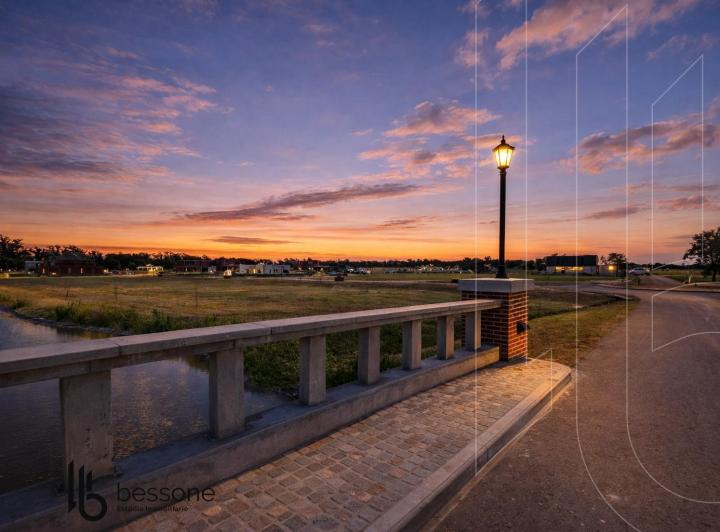 Terreno · 606m² · 1 Ambiente · 1 Cochera