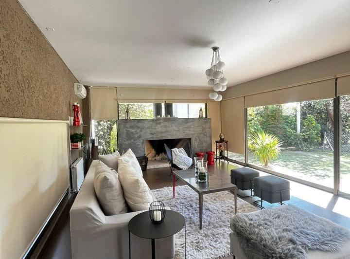 Casa · 380m² · 5 Ambientes · 2 Cocheras