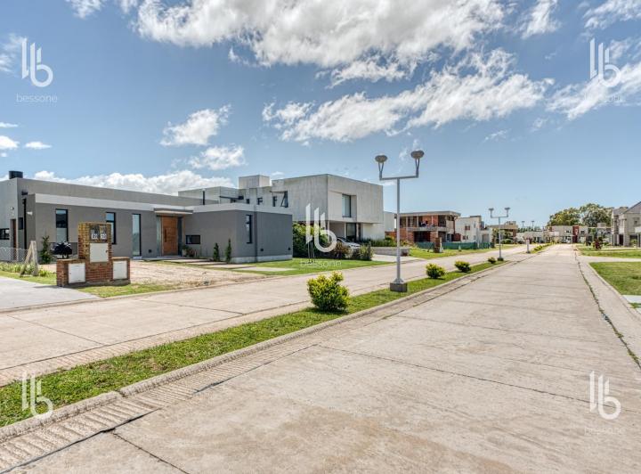 Terreno · 681m² · 1 Ambiente · 2 Cocheras