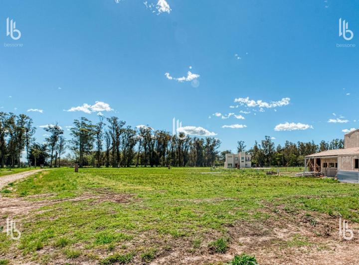 Terreno · 830m² · 1 Ambiente · 1 Cochera