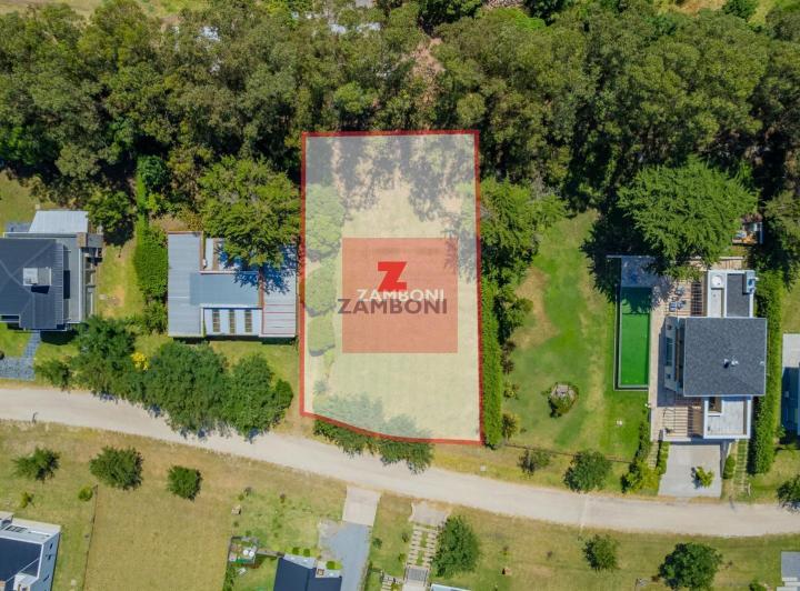 Terreno · 874m²