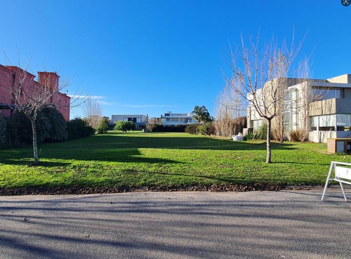 Terreno · 806m²