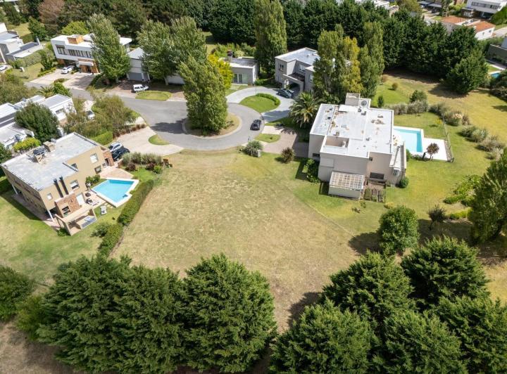 Terreno · 910m²