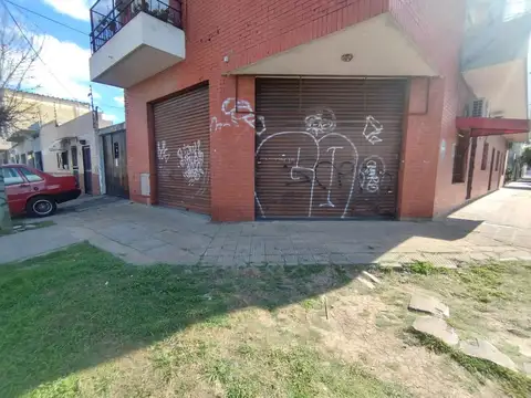 Local en esquina | doble persiana | ingreso vehicular |