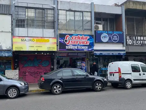 Local comercial mas deposito en 1º piso.-