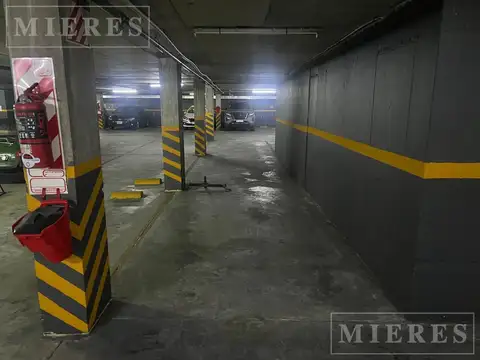 Cochera cubierta en venta en olivos