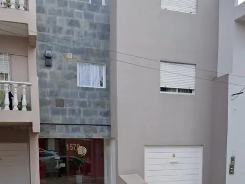 Cochera cubierta privada con entrada individual al palier