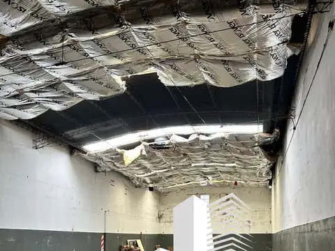 Alquiler - ramos mejia - galpon 580 m2 con oficina - vestuarios