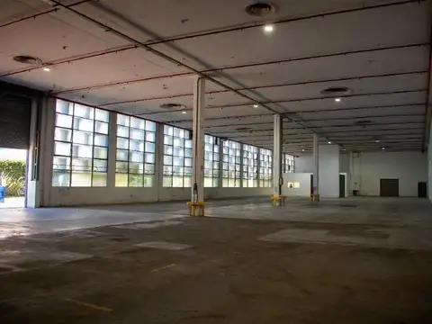 Alquiler depósito 1.290m2 en predio de villa ballester