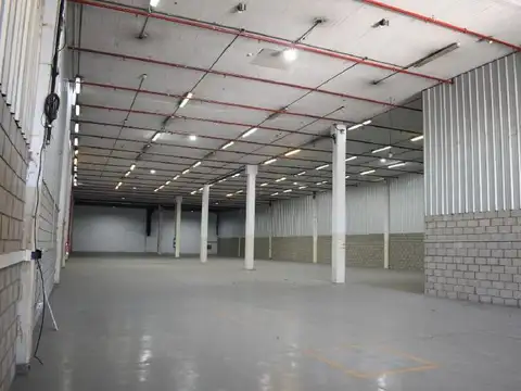 Alquiler depósito 1380m2 en predio villa ballester