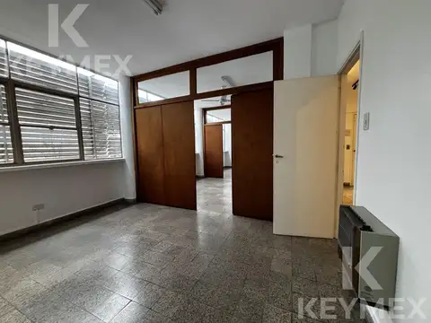 Oficina en alquiler - zona plaza moreno la plata