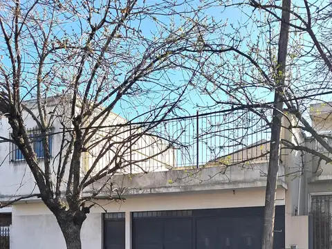 Galpon -local tipo taller con oficina en primer piso -baño instalado- patio terraza- jardin al fondo con pileta de natación