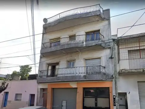Galpón con local y departamentos en dock sud