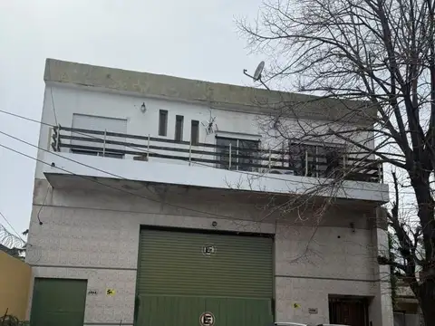 Venta de vivienda con galpon 400m2, la tablada