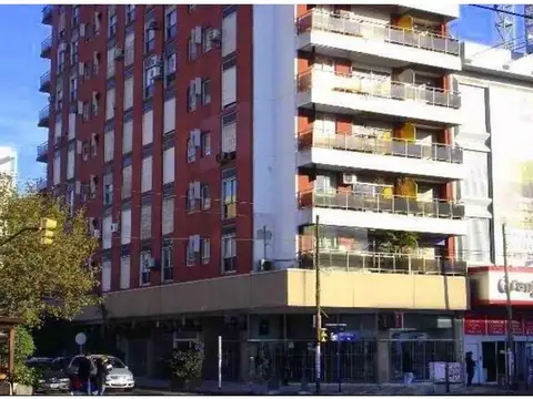 *depto. 2 amb. al frente refaccionado *edificio con seguridad 24 hs. *apto profesional