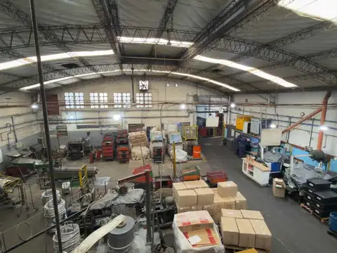 Venta galpon con oficinas 800m cub. en caseros