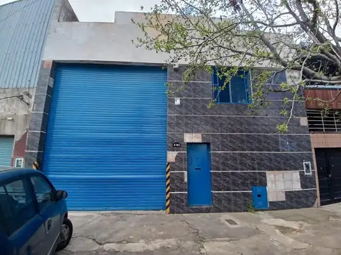 Amplio galpón en importante zona industrial.