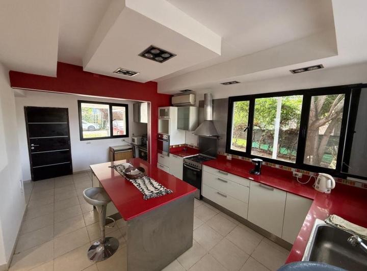 Casa · 380m² · 5 Ambientes · 1 Cochera