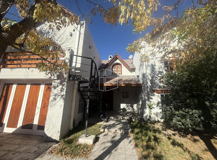 Casa · 220m² · 7 Ambientes · 1 Cochera