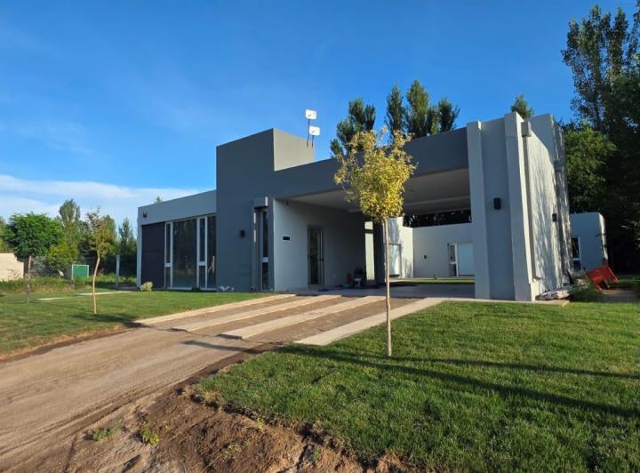 Casa · 600m² · 4 Ambientes · 2 Cocheras