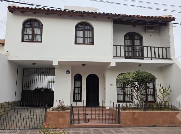 Casa · 285m² · 10 Ambientes · 3 Cocheras