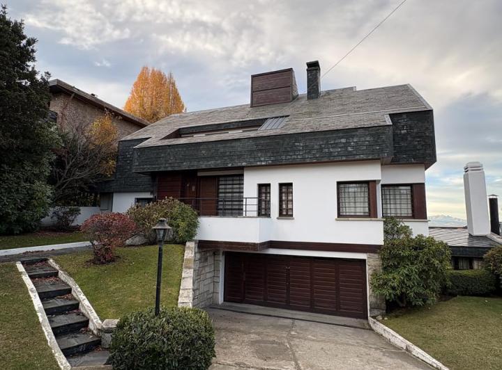 Casa · 944m² · 4 Ambientes · 1 Cochera