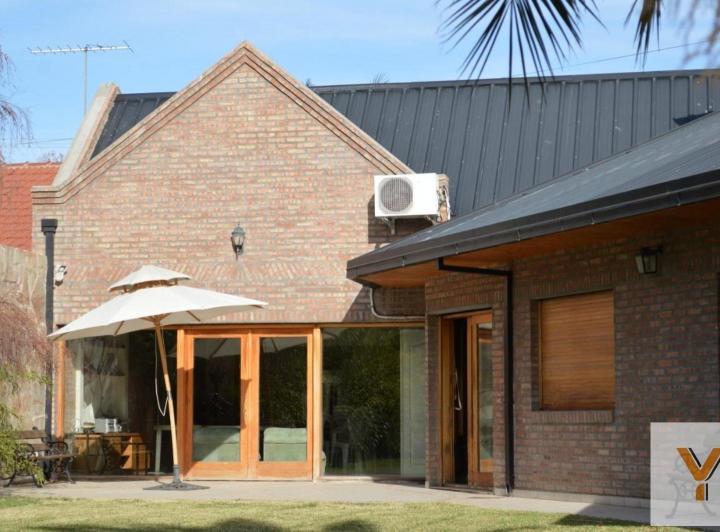 Casa · 400m² · 11 Ambientes · 4 Cocheras