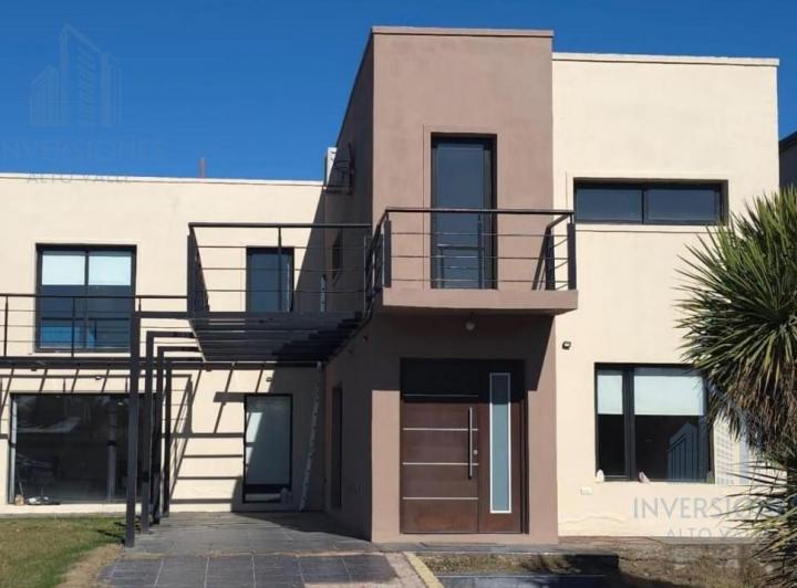 Casa · 290m² · 4 Dormitorios · 1 Cochera