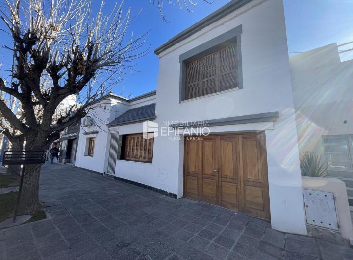 Casa · 215m² · 8 Ambientes · 2 Cocheras