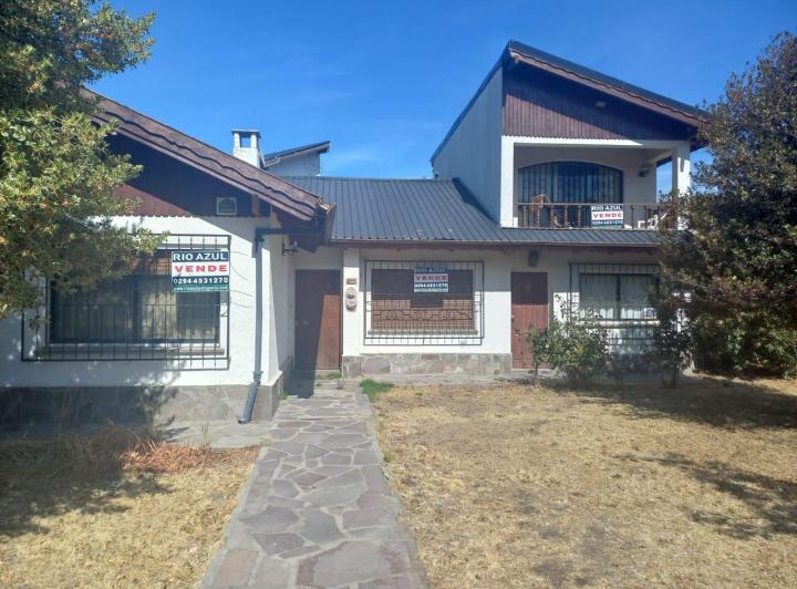 Casa · 340m² · 6 Dormitorios · 2 Cocheras