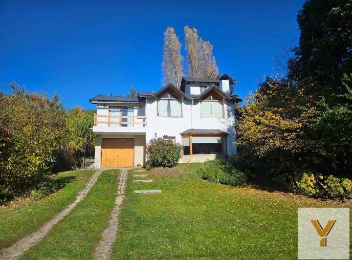 Casa · 200m² · 5 Ambientes · 2 Cocheras