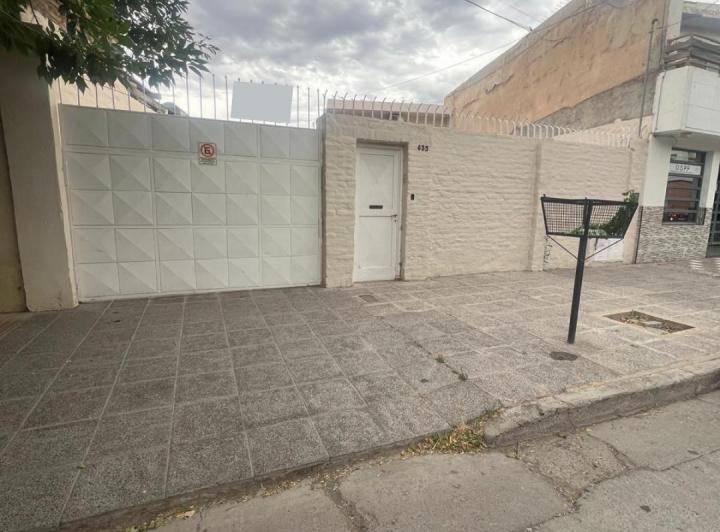 Casa · 122m² · 6 Ambientes · 2 Cocheras