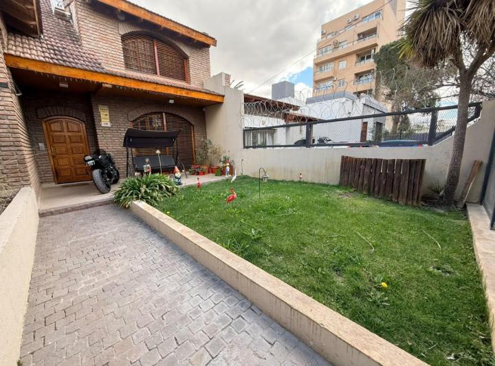 Casa · 320m² · 11 Ambientes · 2 Cocheras