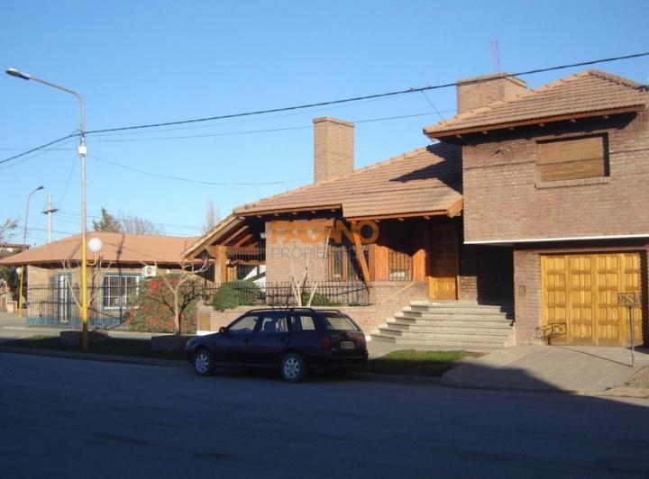 Casa · 220m² · 4 Ambientes · 2 Cocheras