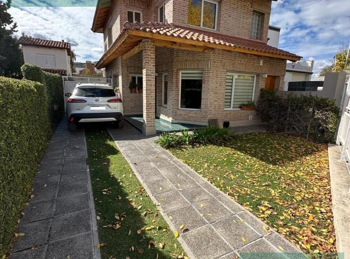 Casa · 411m² · 10 Ambientes · 1 Cochera