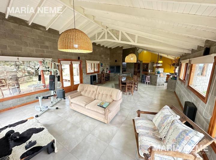 Casa · 223m² · 6 Ambientes · 2 Cocheras
