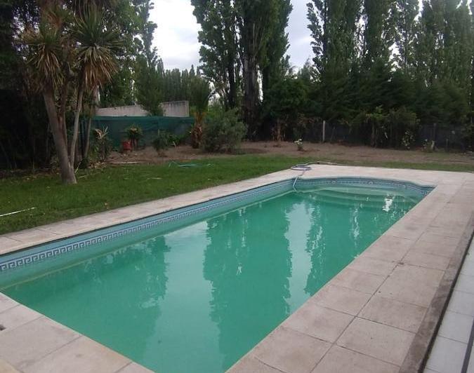 Casa · 1800m² · 3 Dormitorios · 2 Cocheras