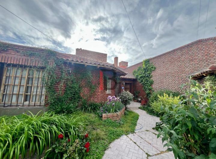 Casa · 400m² · 10 Ambientes · 2 Cocheras