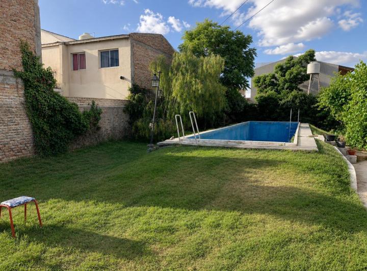 Casa · 1053m² · 4 Dormitorios · 1 Cochera