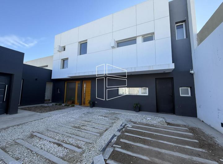 Casa · 160m² · 5 Ambientes · 2 Cocheras