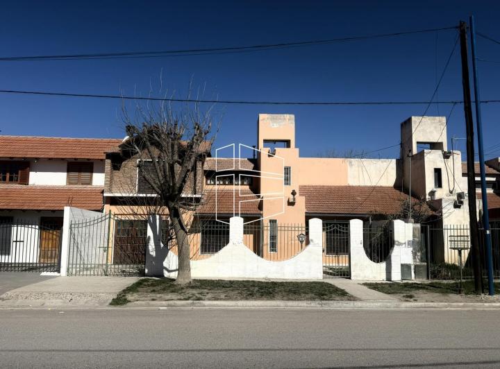 Casa · 6 Ambientes · 1 Cochera